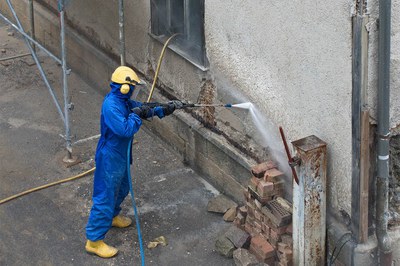 Fassaden für die Sanierung mit Hochdruck vorbereiten