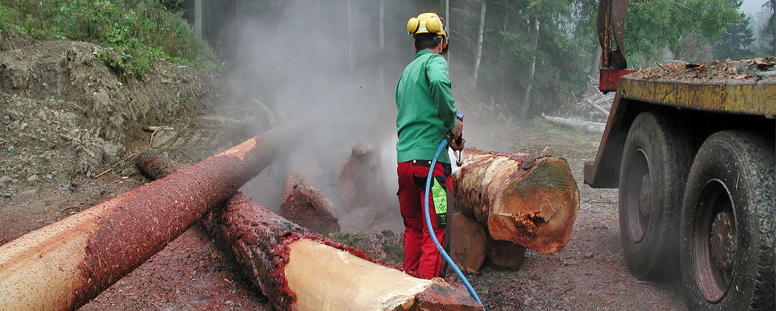 DYNAJET high-pressure washers and accessories are designed to withstand the toughest conditions and are ideal for a wide range of applications in agriculture, the timber industry and forestry